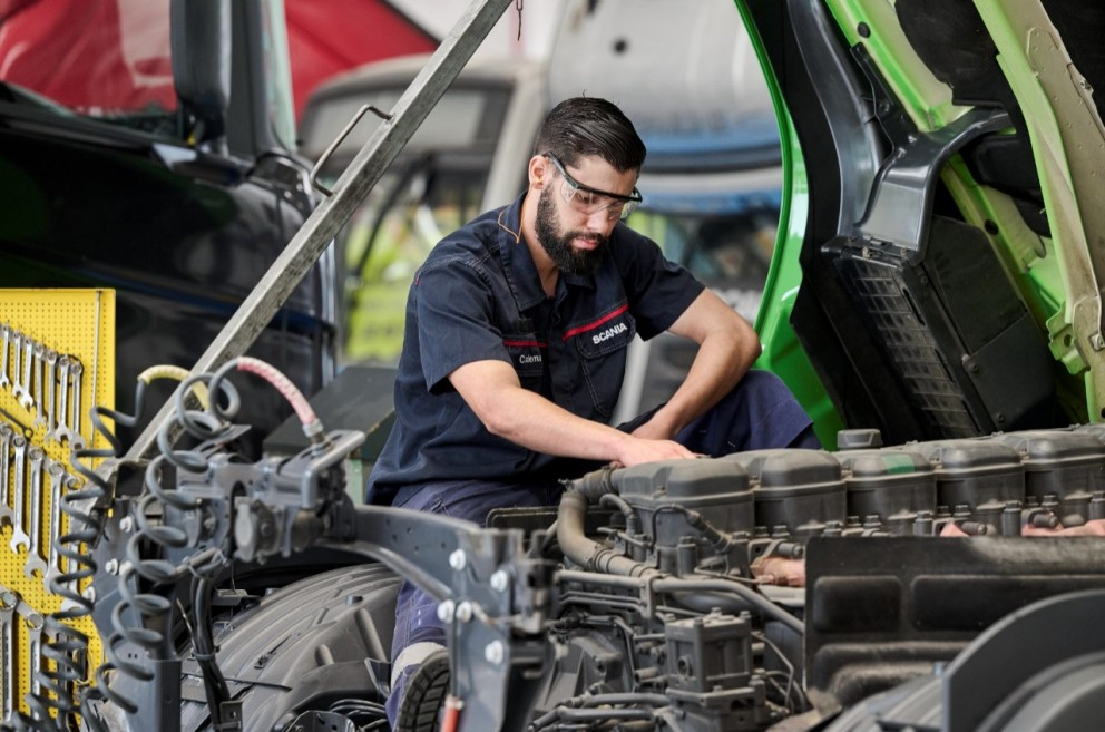Mecânicos da CNP Truck Diesel realizando diagnóstico em motor Scania